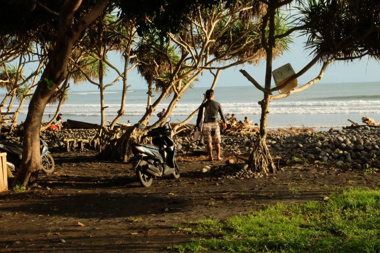 The Nyamo Surf & Stay Pulukan Ngoại thất bức ảnh