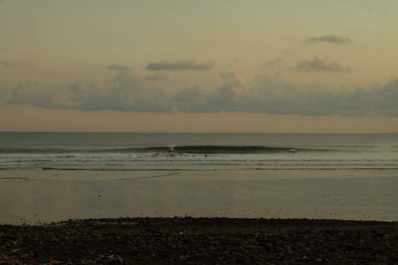 The Nyamo Surf & Stay Pulukan Ngoại thất bức ảnh